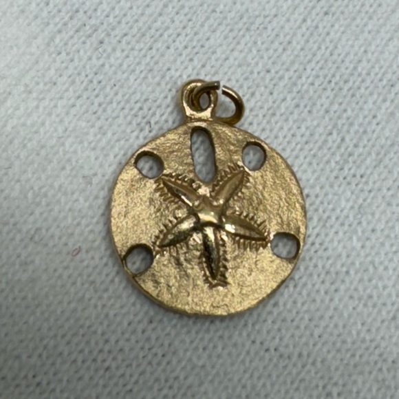 Solid 14K Yellow Gold Sand Dollar Charm Pendant - Picture 1 of 7